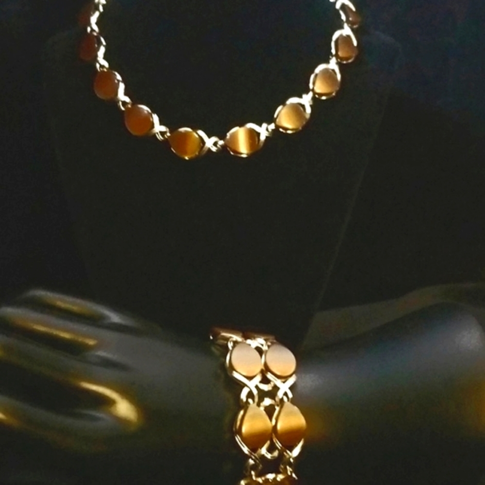 Vintage Gold Tone Brown Lucite Teardrop Necklace and Bracelet Set